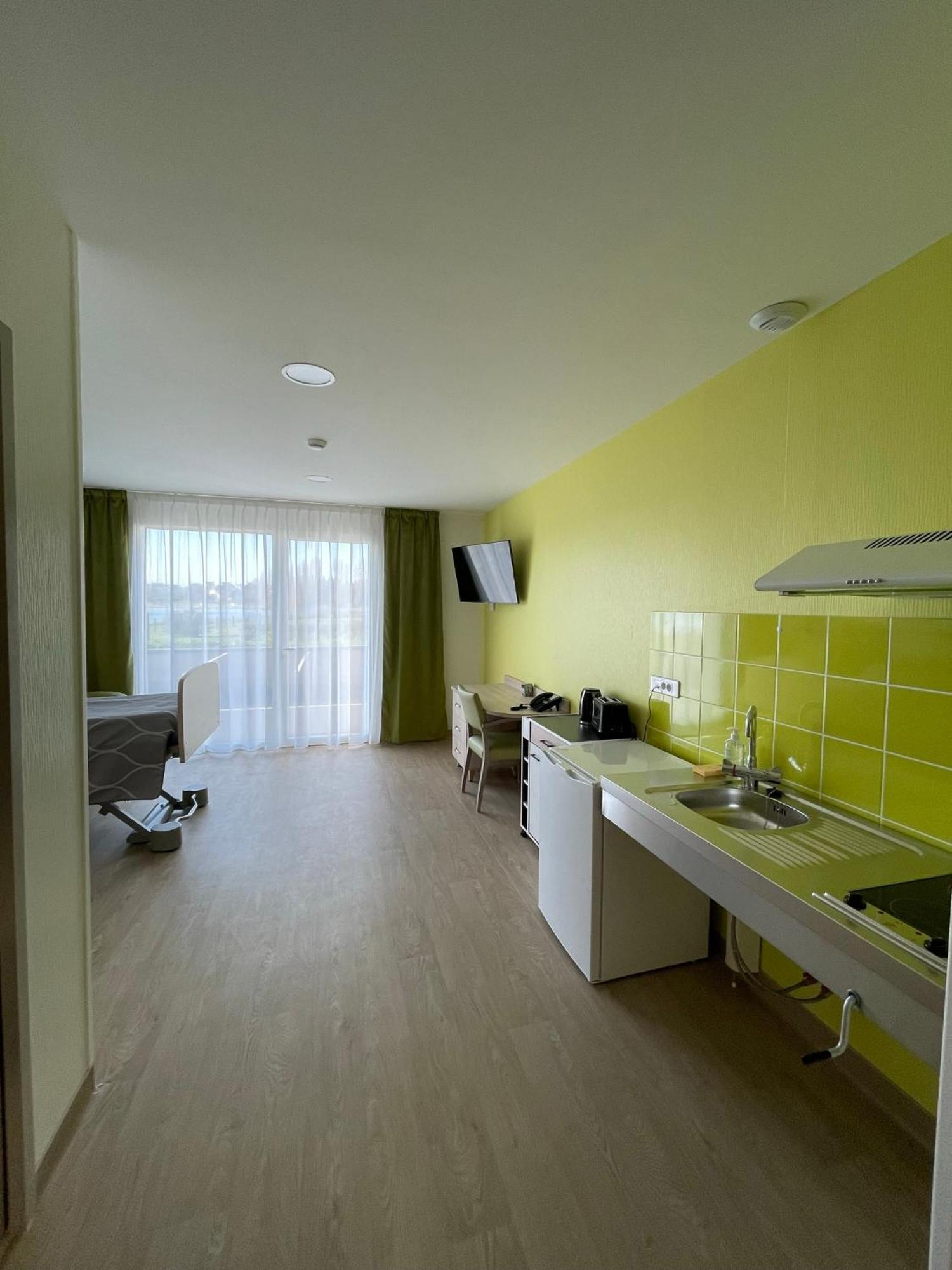 Relais Les Rives Du Lac Coulonges-sur-Sarthe Bagian luar foto